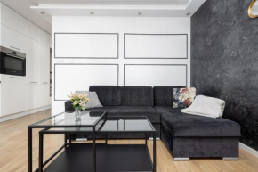Black & White Apartment Szczecin Balcony by Noclegi Renters, Szczecin